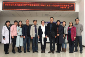 李莉文经理与外语公司班子和教师代表合影1